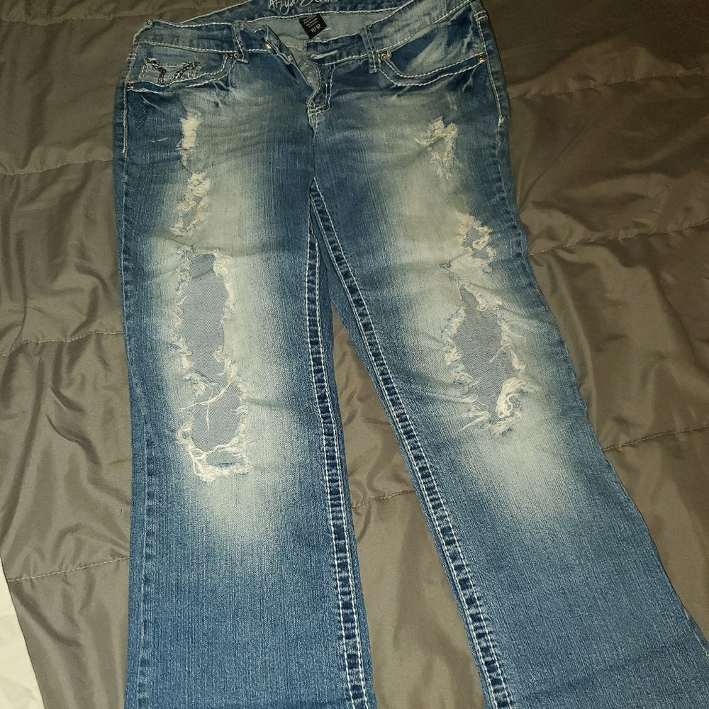 Cute Ariya mid rise jeans with distressing
